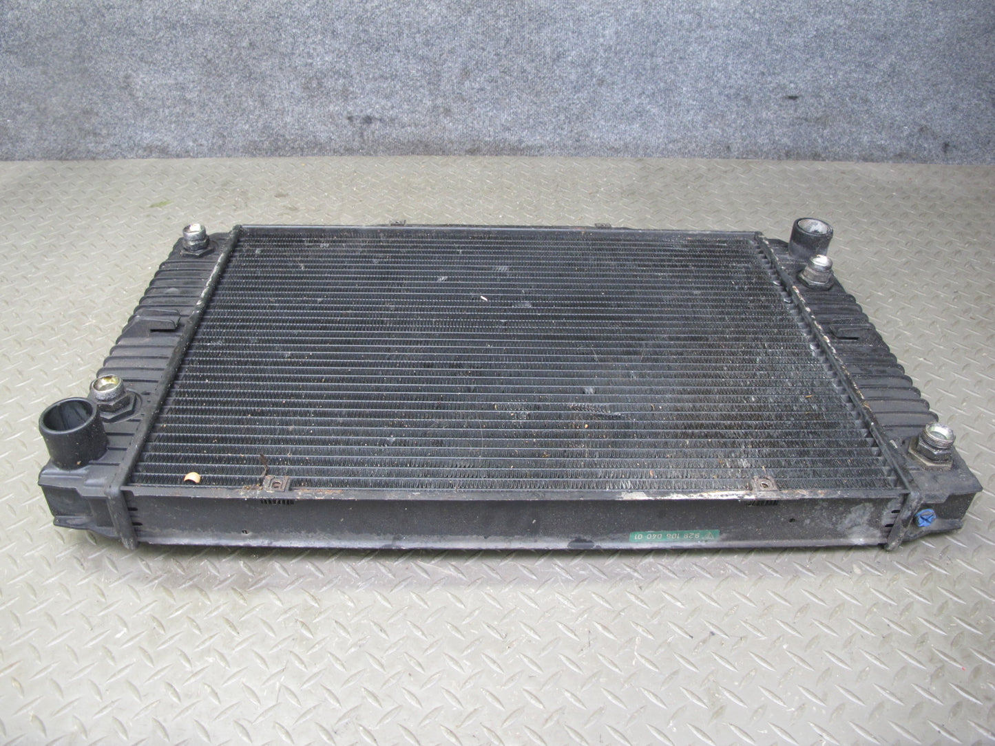 1984-1986 Porsche 928 S A/T Engine Motor Cooling Radiator 92810604001