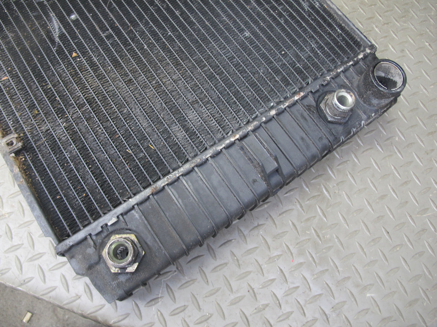 1984-1986 Porsche 928 S A/T Engine Motor Cooling Radiator 92810604001