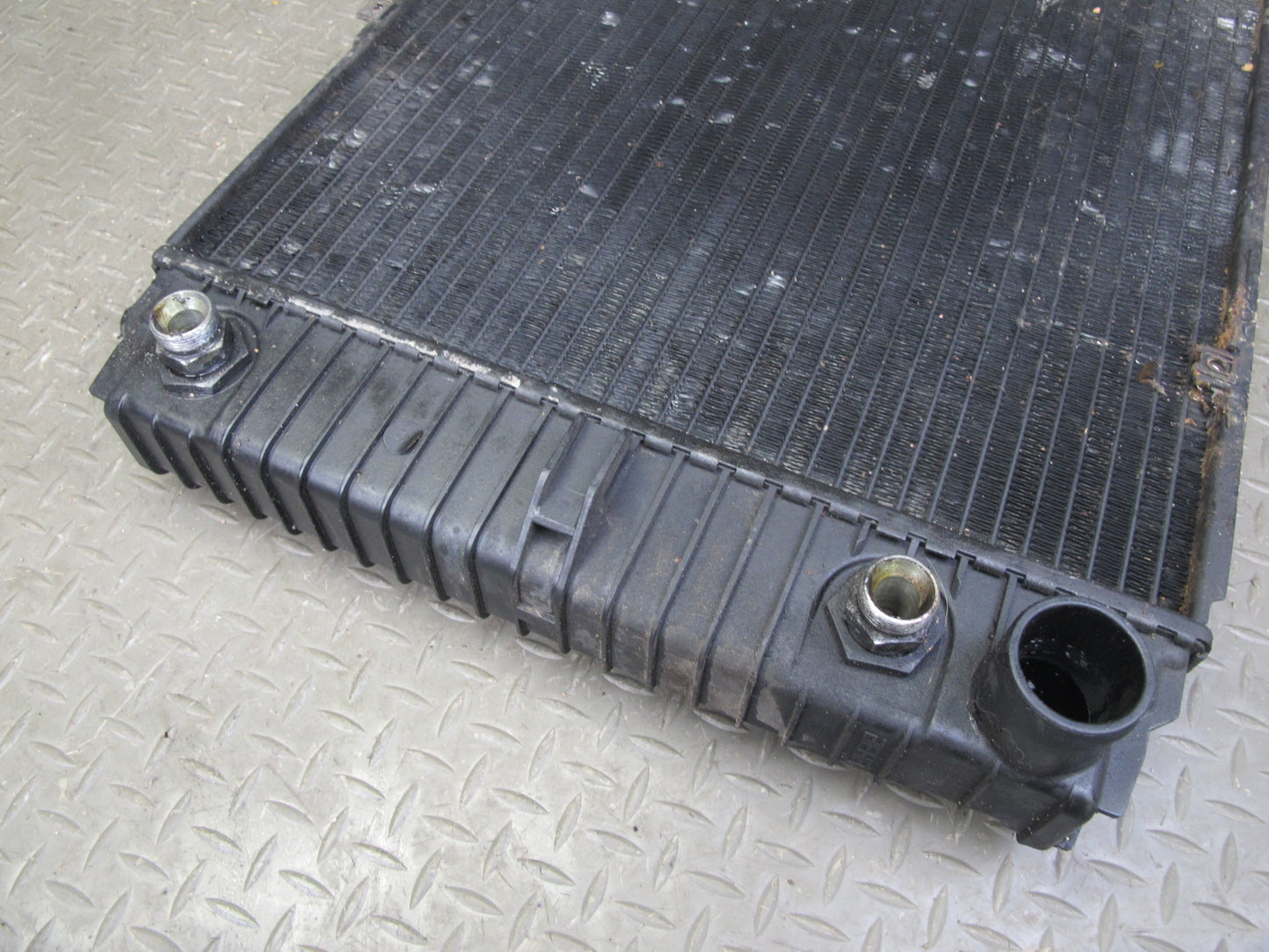 1984-1986 Porsche 928 S A/T Engine Motor Cooling Radiator 92810604001