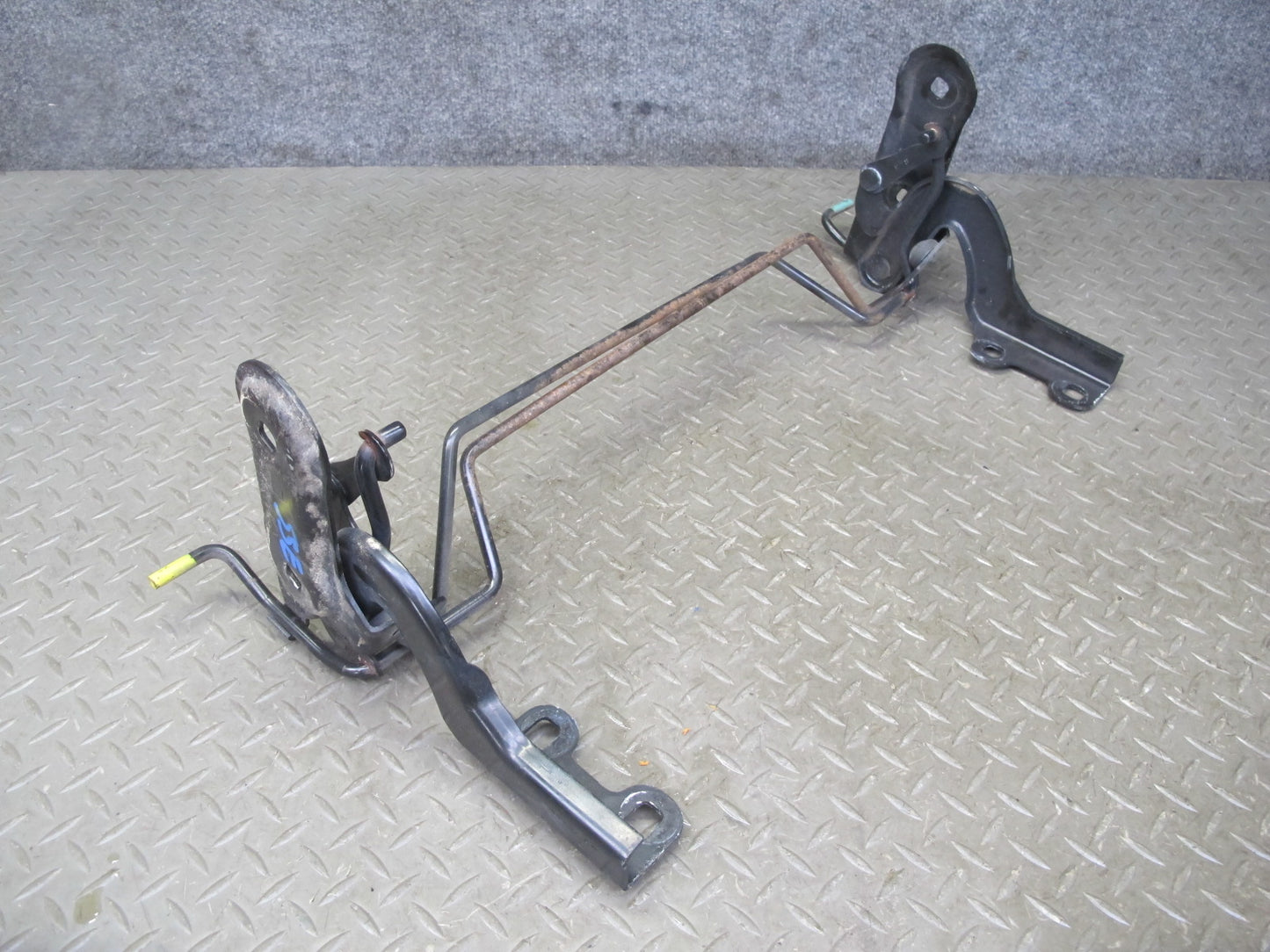 07-10 Saturn SKY Pontiac Solstice Rear Trunk Hinge Bracket 25798535 OEM
