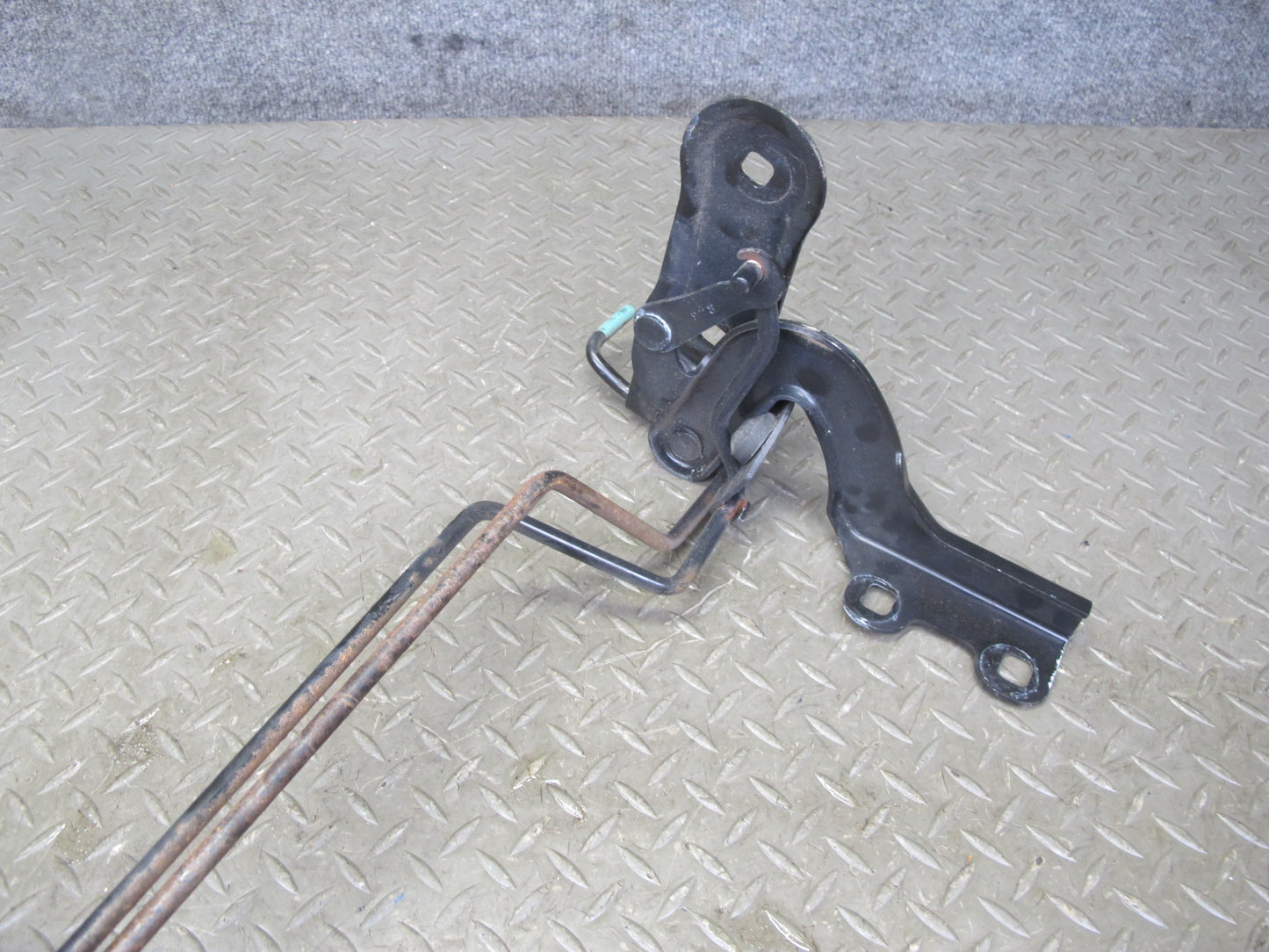 07-10 Saturn SKY Pontiac Solstice Rear Trunk Hinge Bracket 25798535 OEM
