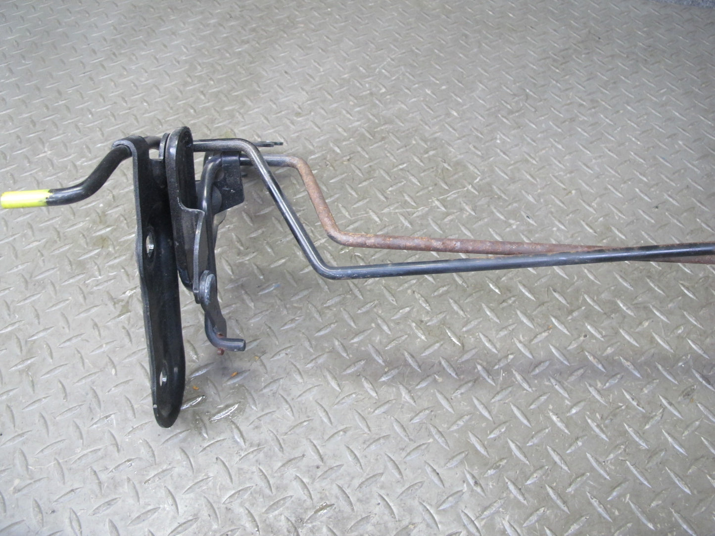 07-10 Saturn SKY Pontiac Solstice Rear Trunk Hinge Bracket 25798535 OEM