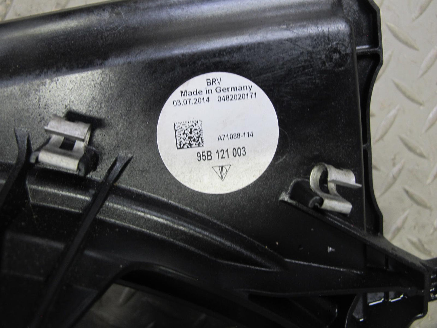 2015-2018 Porsche Macan 3.0L 3.6L Engine Cooling Fan Motor Shroud 95B121207
