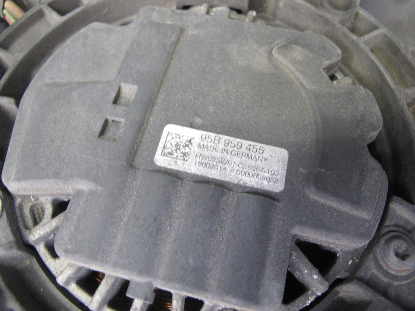 2015-2018 Porsche Macan 3.0L 3.6L Engine Cooling Fan Motor Shroud 95B121207