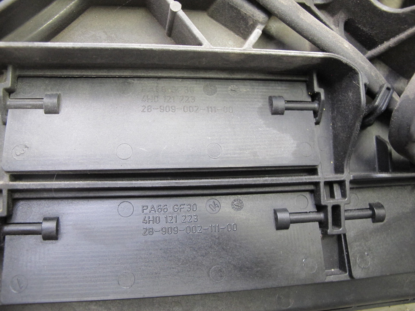 2015-2018 Porsche Macan 3.0L 3.6L Engine Cooling Fan Motor Shroud 95B121207