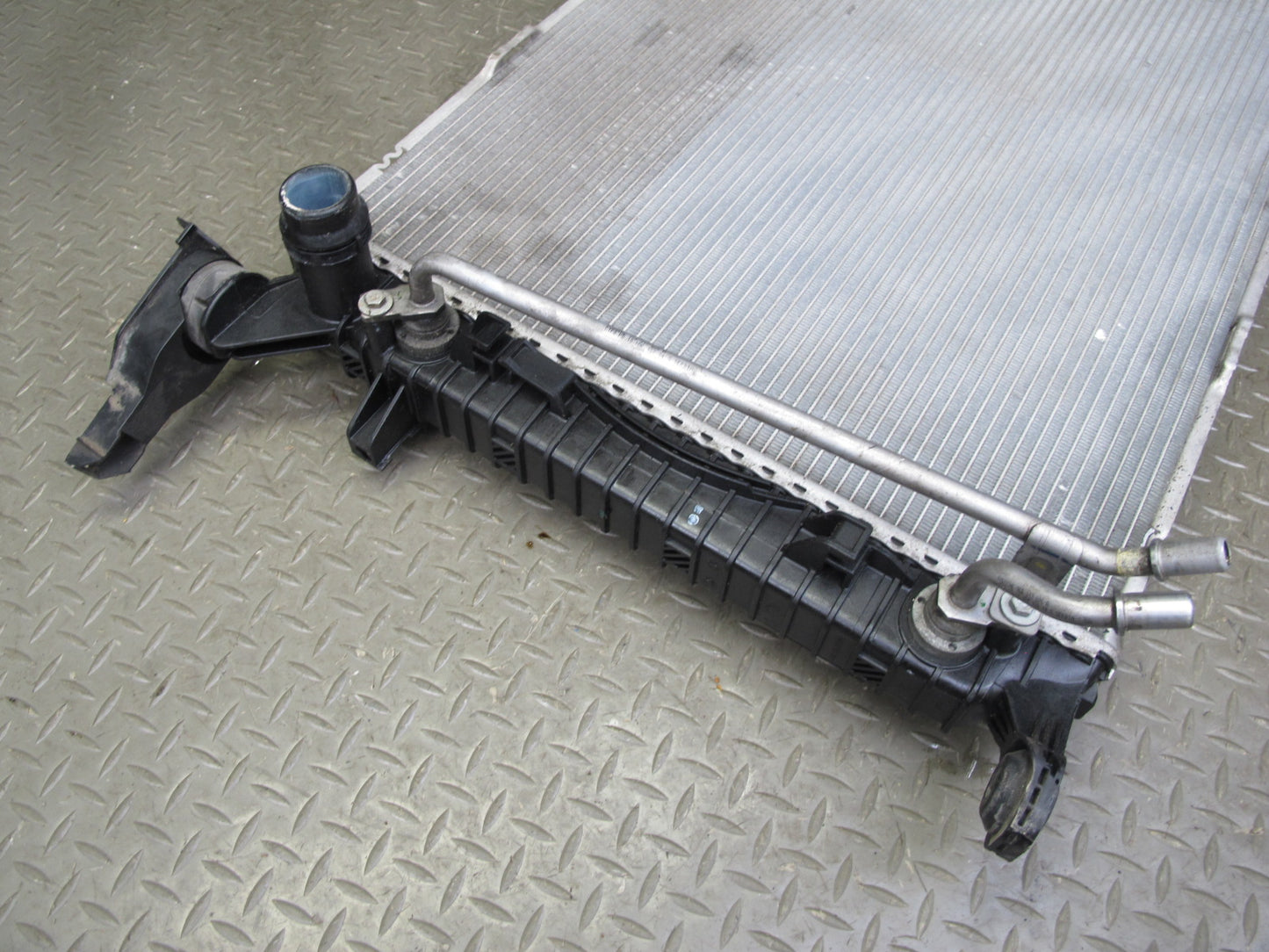 2015-2021 Porsche Macan S 3.0L Engine Cooling Radiator 8K0121251AA