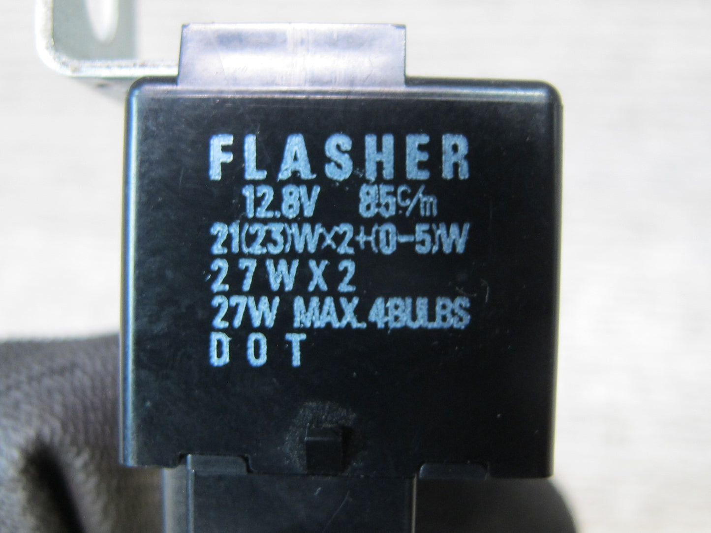 00-05 Toyota MR2 Spyder ZZW30L Flasher Relay Module 81980-17010 OEM