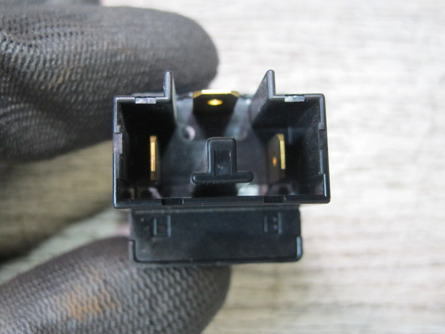00-05 Toyota MR2 Spyder ZZW30L Flasher Relay Module 81980-17010 OEM
