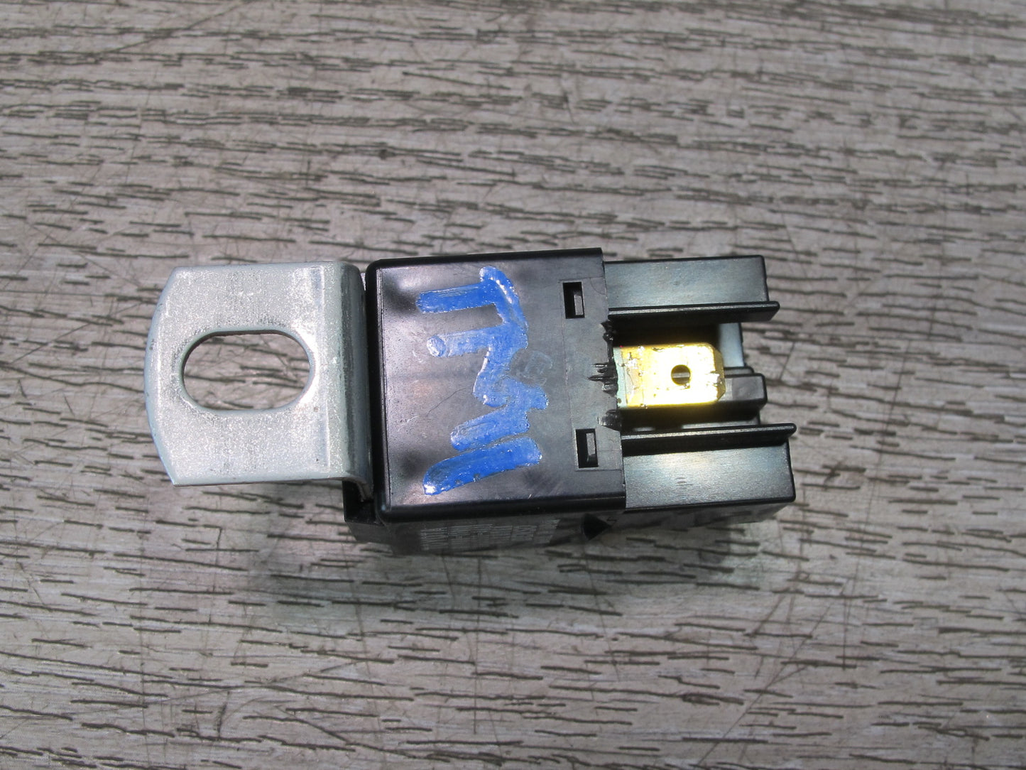00-05 Toyota MR2 Spyder ZZW30L Flasher Relay Module 81980-17010 OEM