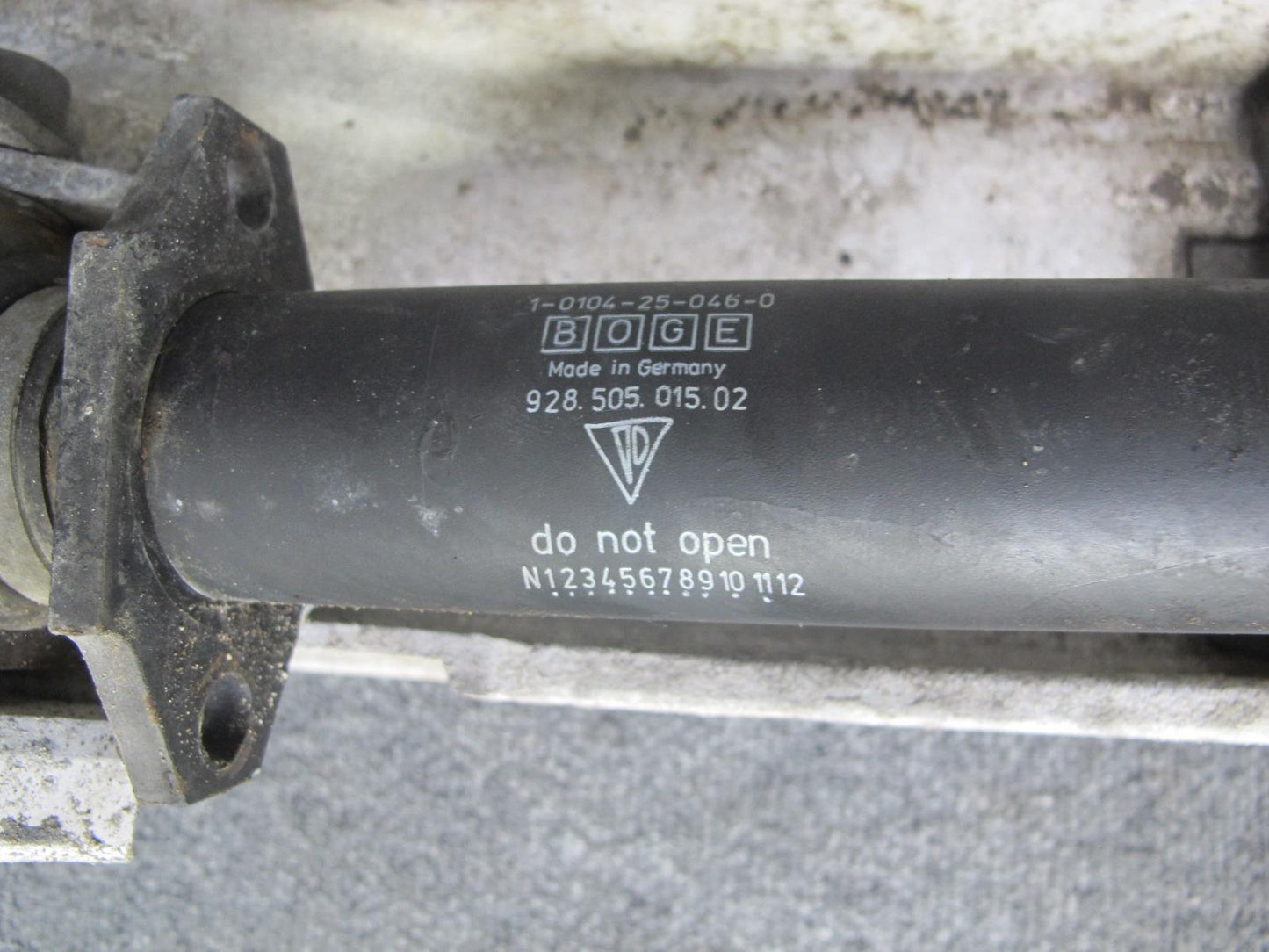 1983-1986 Porsche 928 S Rear Bumper Reinforcement Support Impact Bar W/ Shocks