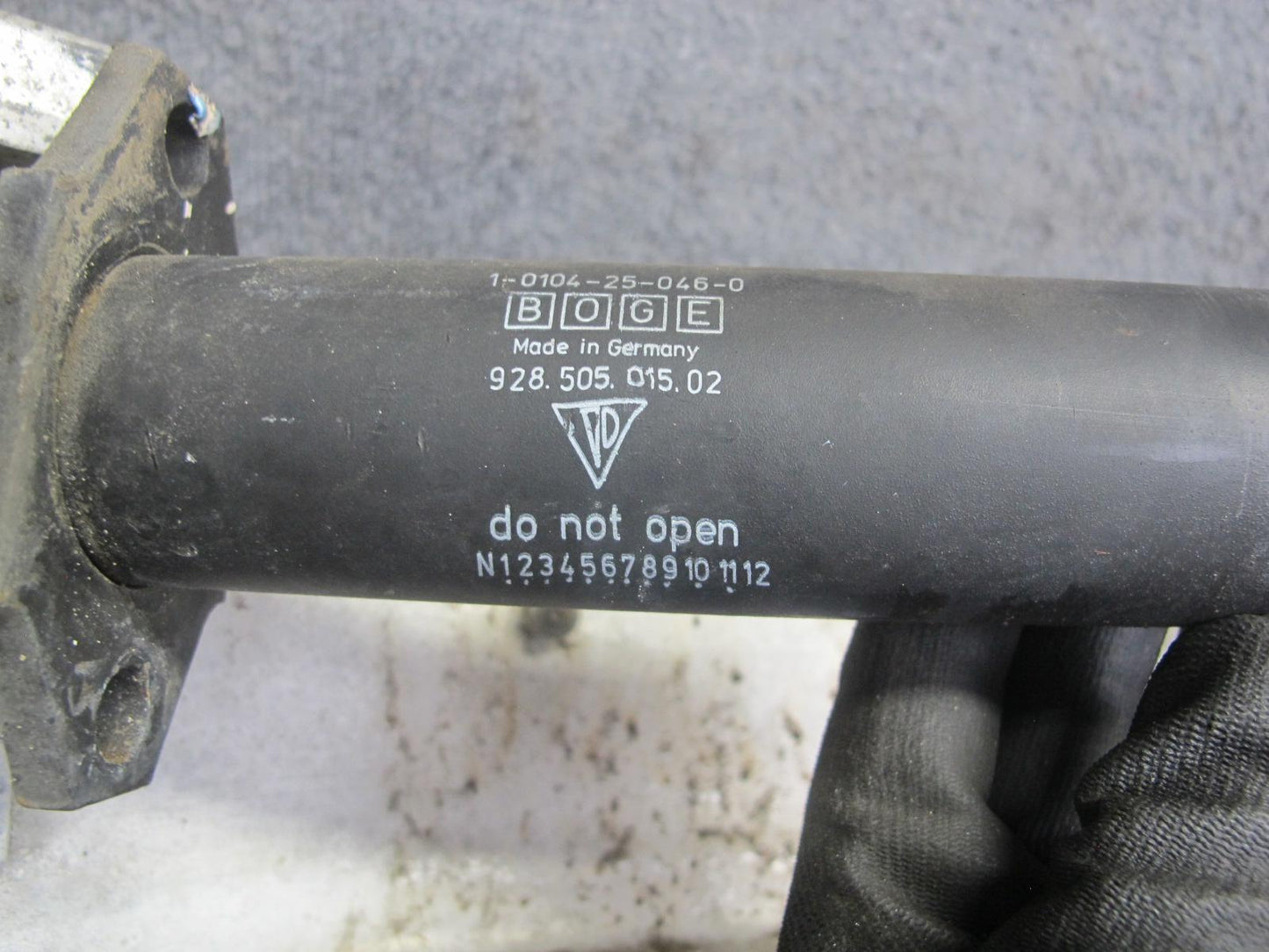 1983-1986 Porsche 928 S Rear Bumper Reinforcement Support Impact Bar W/ Shocks
