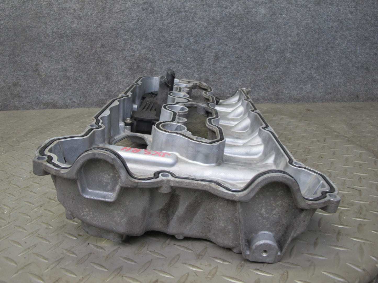 2010-2014 BMW E71 X6M S63 Right Engine Cylinder Head Valve Cover