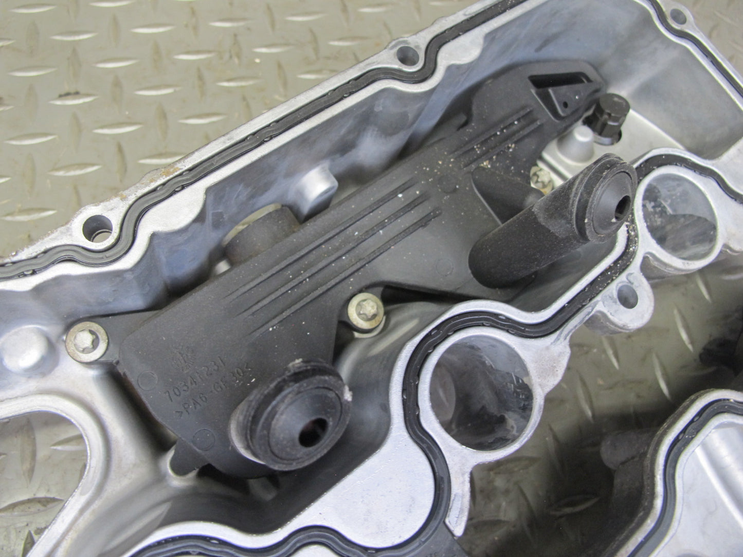 2010-2014 BMW E71 X6M S63 Right Engine Cylinder Head Valve Cover