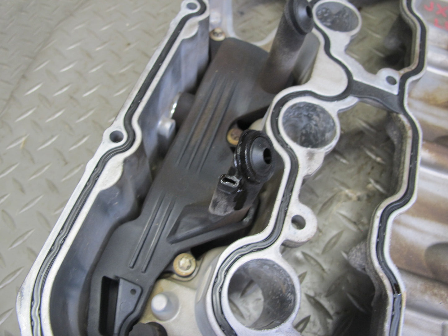 2010-2014 BMW E71 X6M S63 Left Engine Cylinder Head Valve Cover