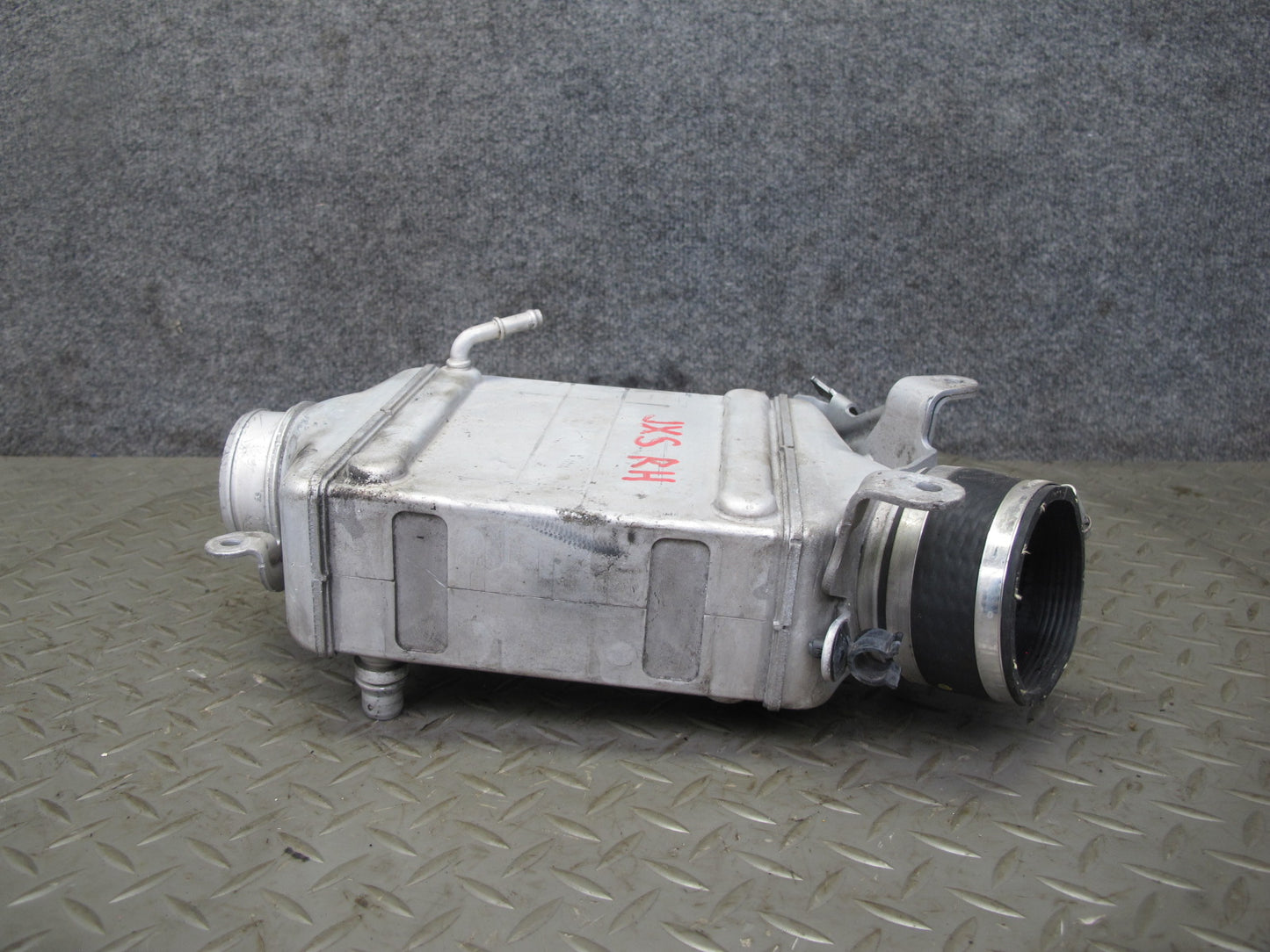 2010-2014 BMW E70 E71 X5M X6M 4.4L Right Intercooler Unit 7589469