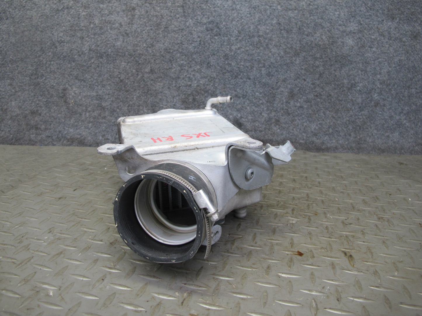 2010-2014 BMW E70 E71 X5M X6M 4.4L Right Intercooler Unit 7589469