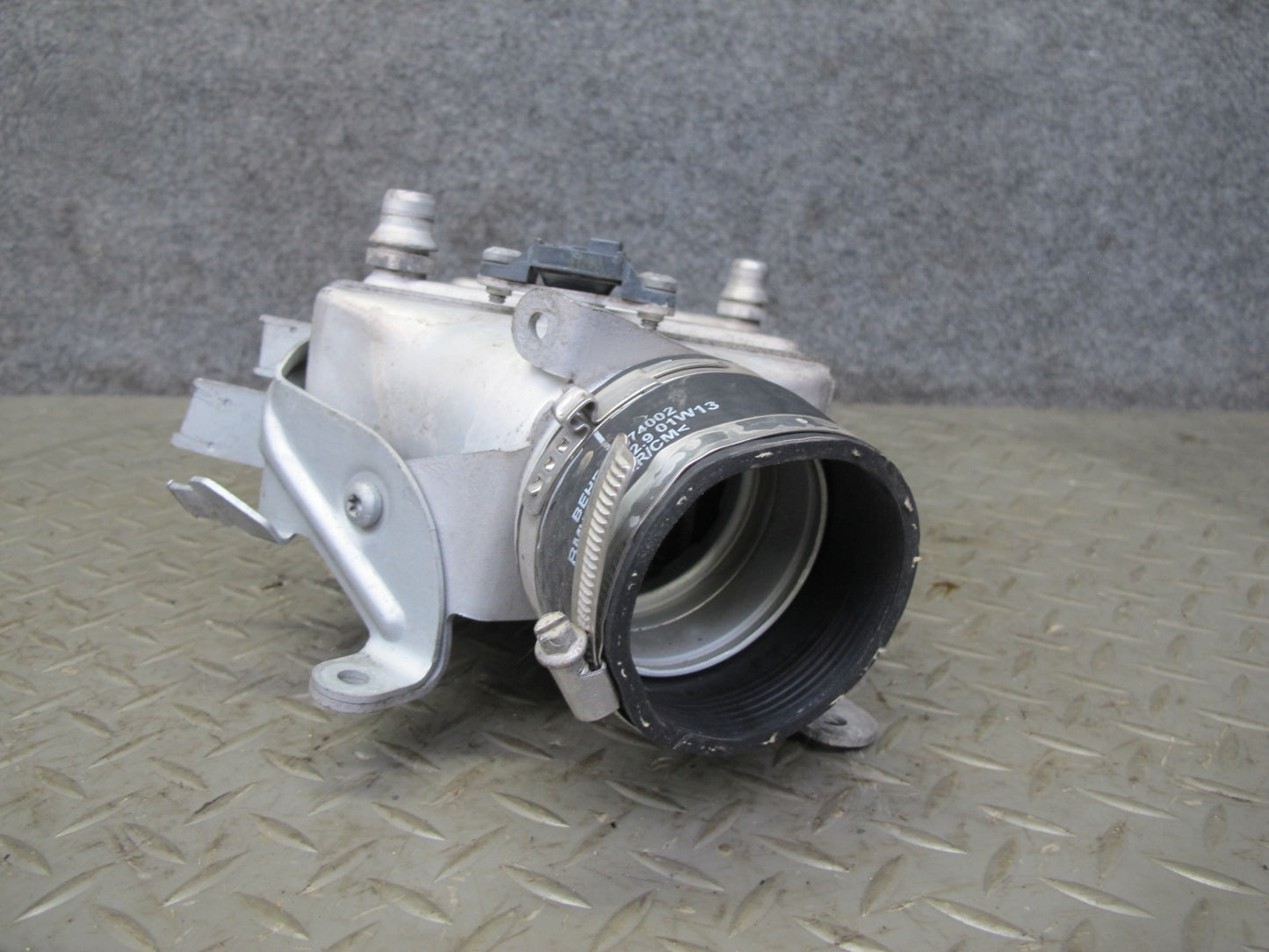 2010-2014 BMW E70 E71 X5M X6M 4.4L Right Intercooler Unit 7589469