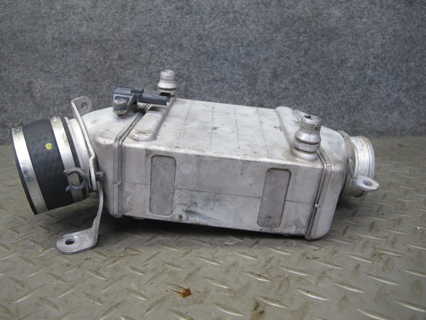 2010-2014 BMW E70 E71 X5M X6M 4.4L Right Intercooler Unit 7589469