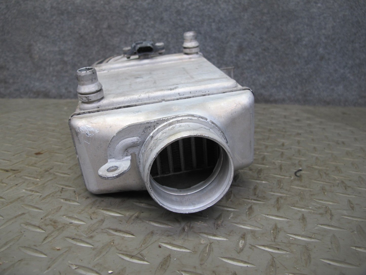 2010-2014 BMW E70 E71 X5M X6M 4.4L Right Intercooler Unit 7589469