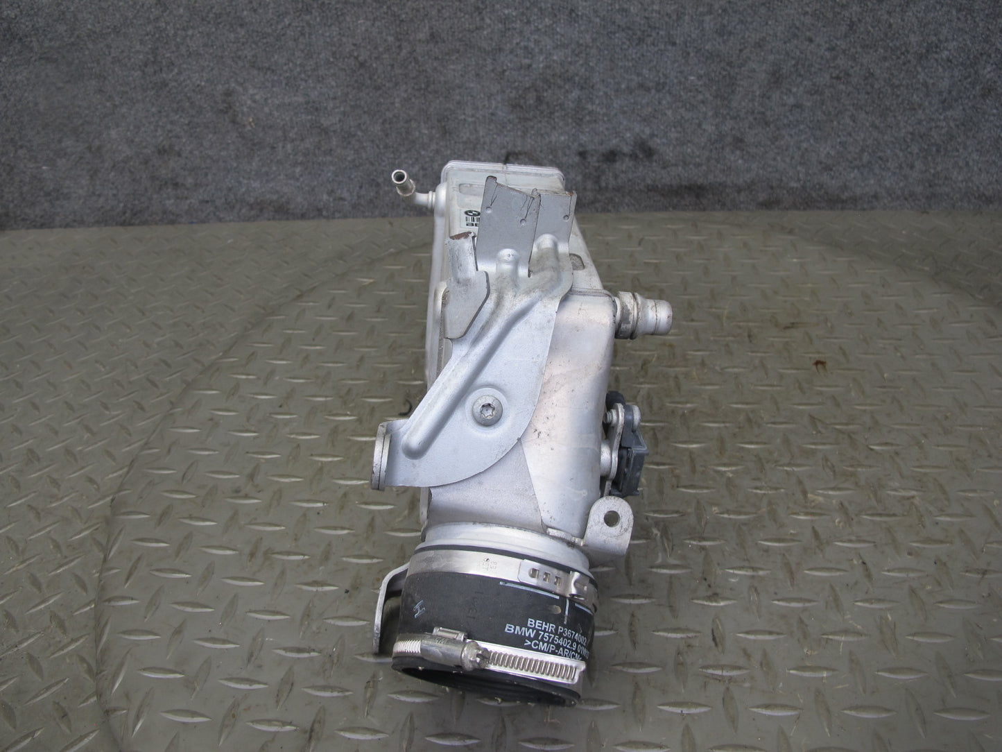 2010-2014 BMW E70 E71 X5M X6M 4.4L Right Intercooler Unit 7589469