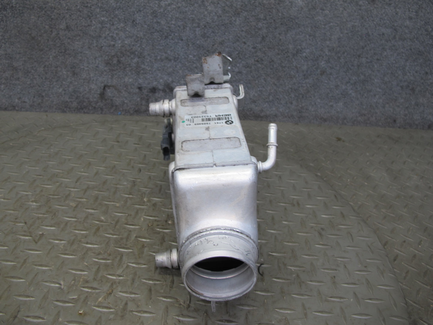 2010-2014 BMW E70 E71 X5M X6M 4.4L Right Intercooler Unit 7589469