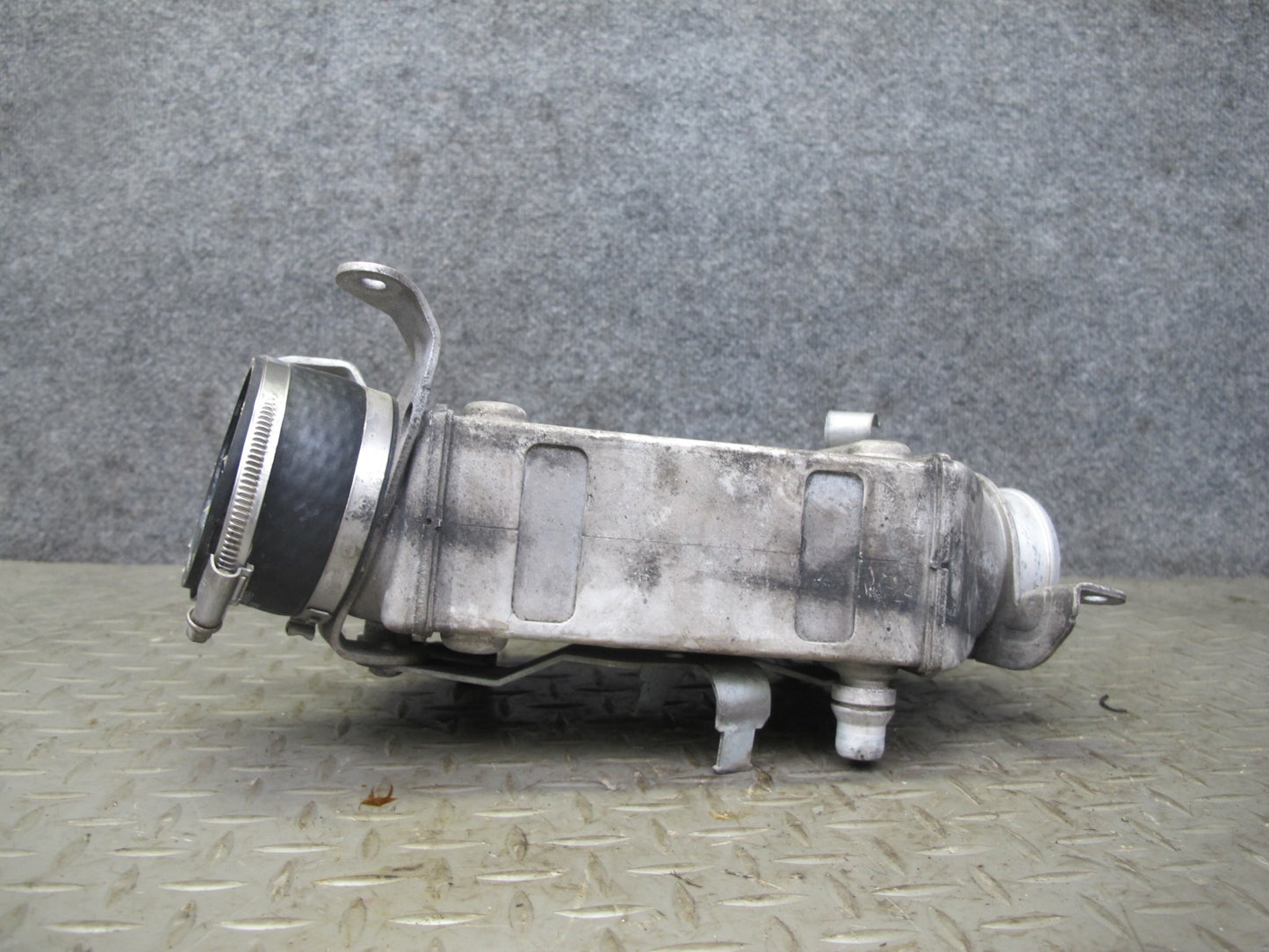 2010-2014 BMW E70 E71 X5M X6M 4.4L Left Intercooler Unit 7589468