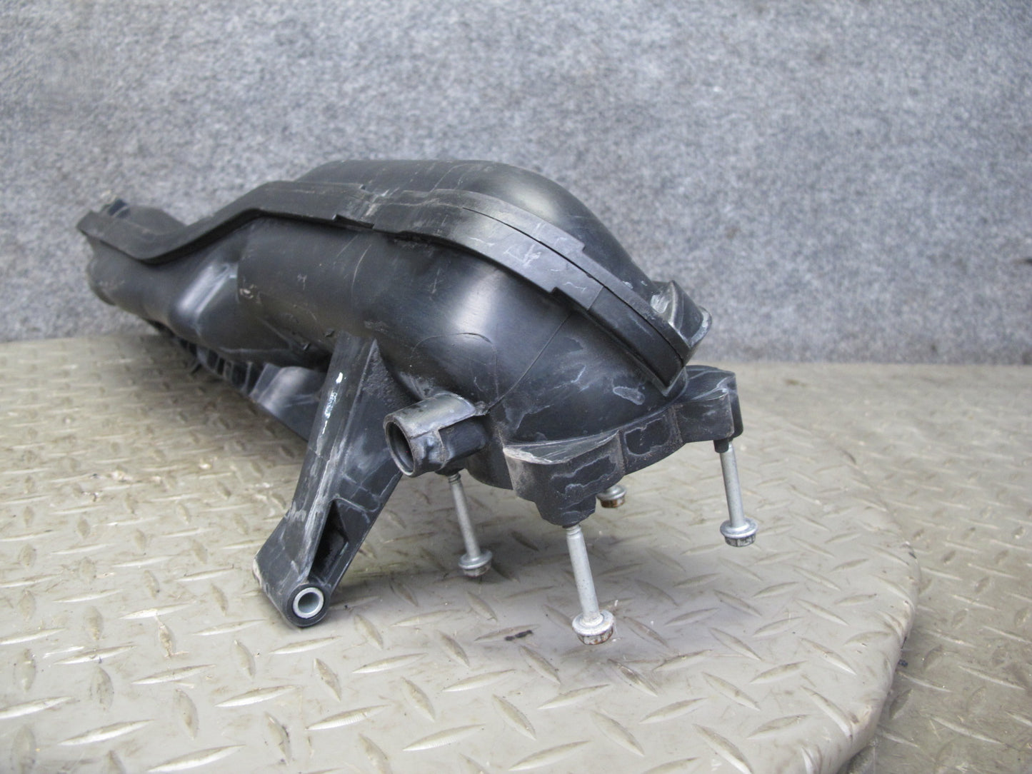 2010-2014 BMW E71 X6M S63 Engine Air Intake Manifold 7589408