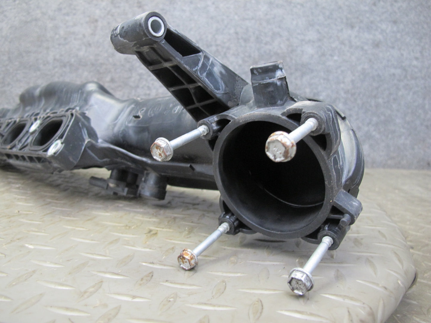 2010-2014 BMW E71 X6M S63 Engine Air Intake Manifold 7589408