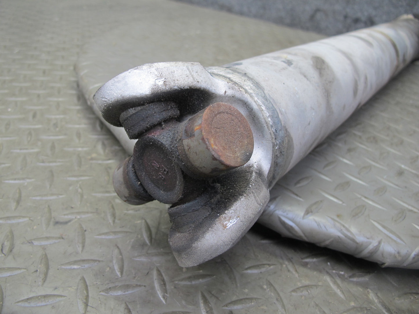 84-96 Chevrolet Corvette C4 Rear A/T Driveshaft Drive Shaft 10054289 OEM