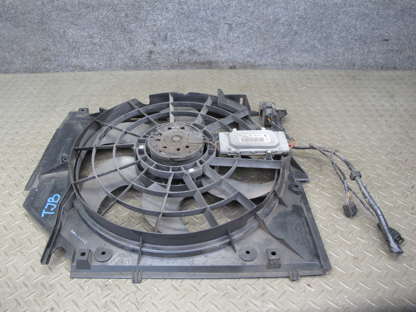 01-06 BMW E46 330i 330Ci M/T Engine Radiator Cooling Fan Motor Shroud OEM