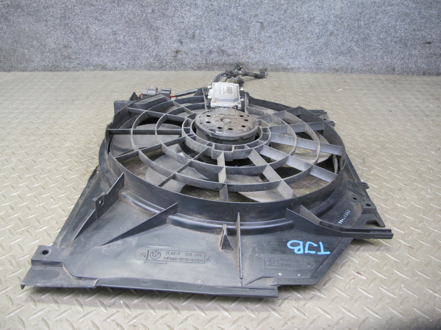 01-06 BMW E46 330i 330Ci M/T Engine Radiator Cooling Fan Motor Shroud OEM