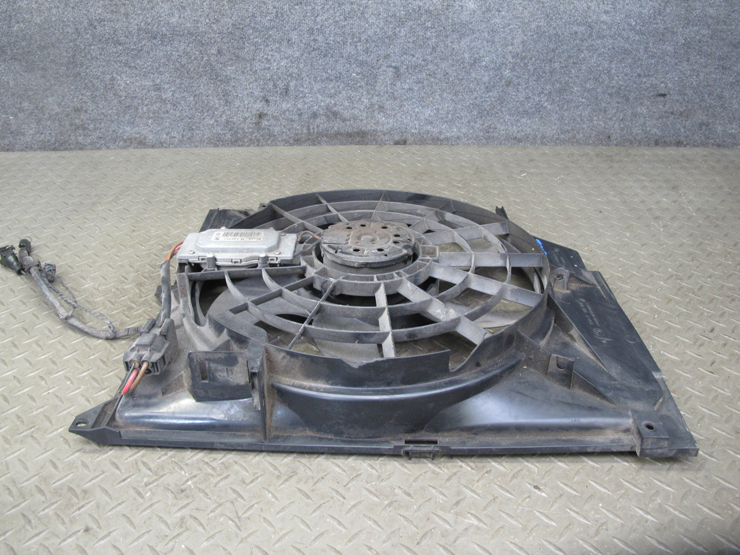 01-06 BMW E46 330i 330Ci M/T Engine Radiator Cooling Fan Motor Shroud OEM