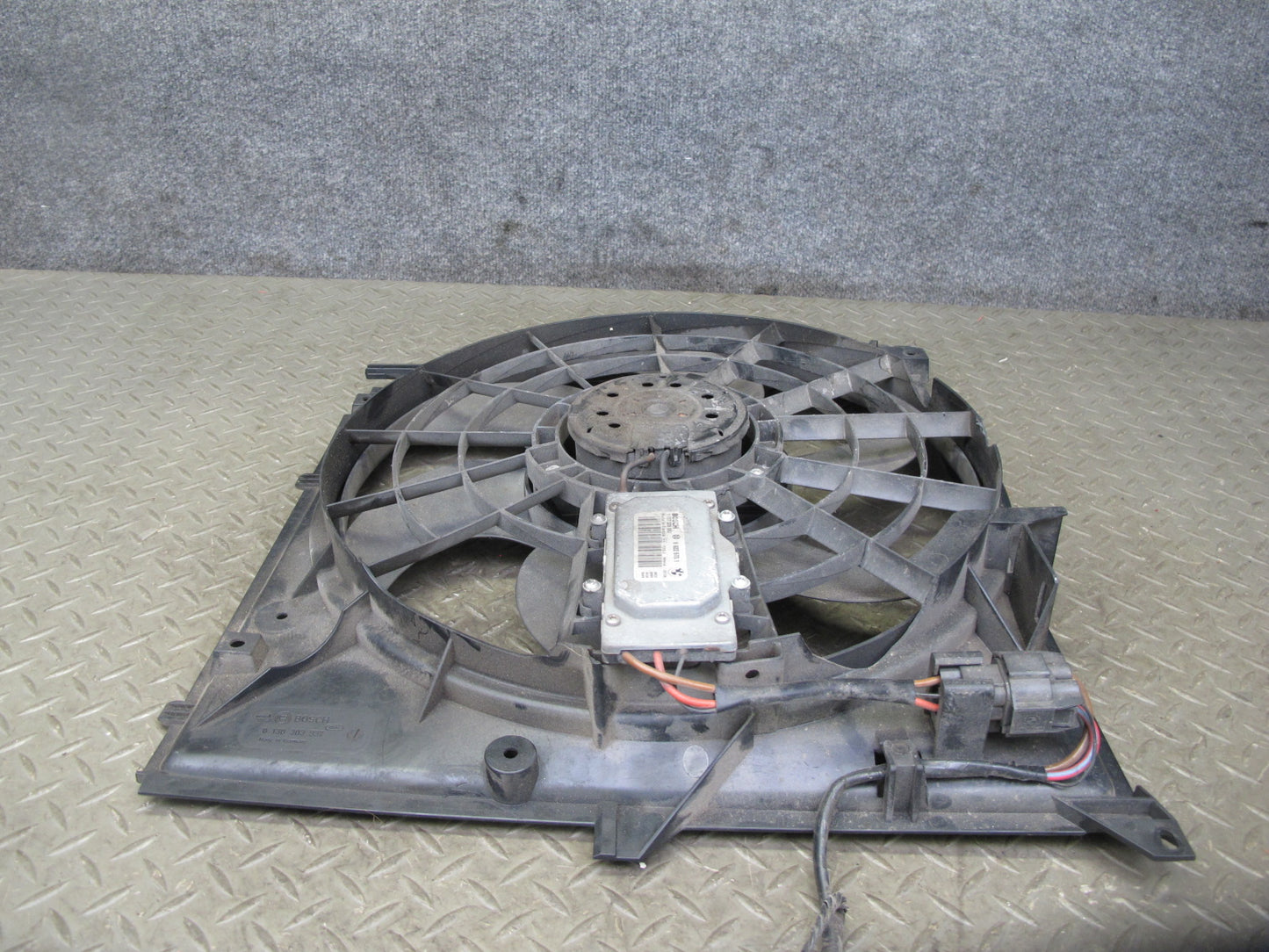 01-06 BMW E46 330i 330Ci M/T Engine Radiator Cooling Fan Motor Shroud OEM