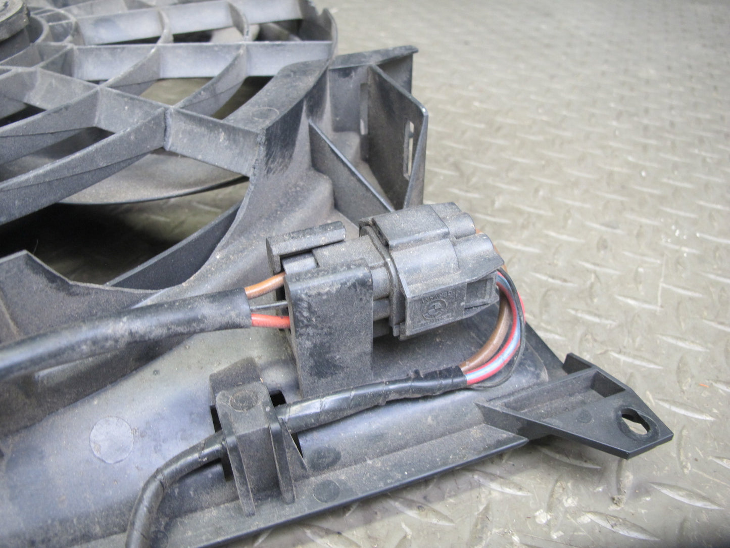 01-06 BMW E46 330i 330Ci M/T Engine Radiator Cooling Fan Motor Shroud OEM