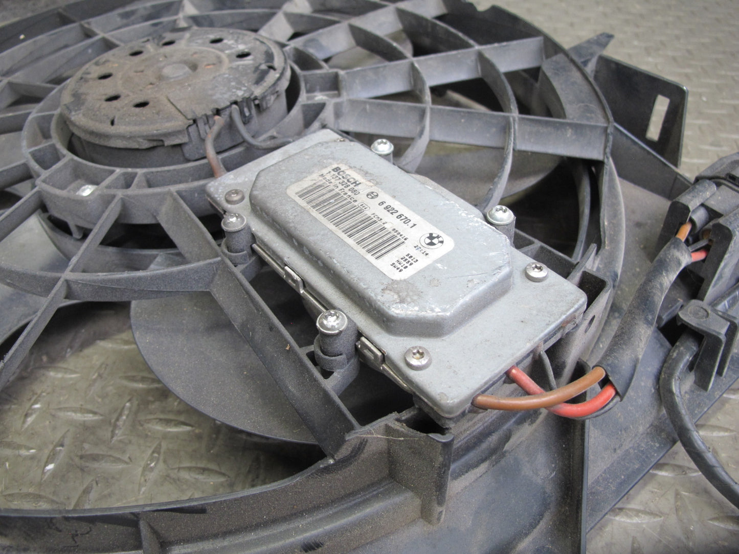 01-06 BMW E46 330i 330Ci M/T Engine Radiator Cooling Fan Motor Shroud OEM