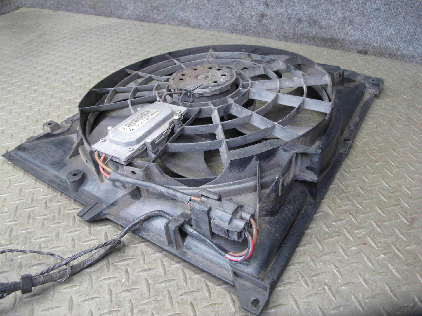 01-06 BMW E46 330i 330Ci M/T Engine Radiator Cooling Fan Motor Shroud OEM