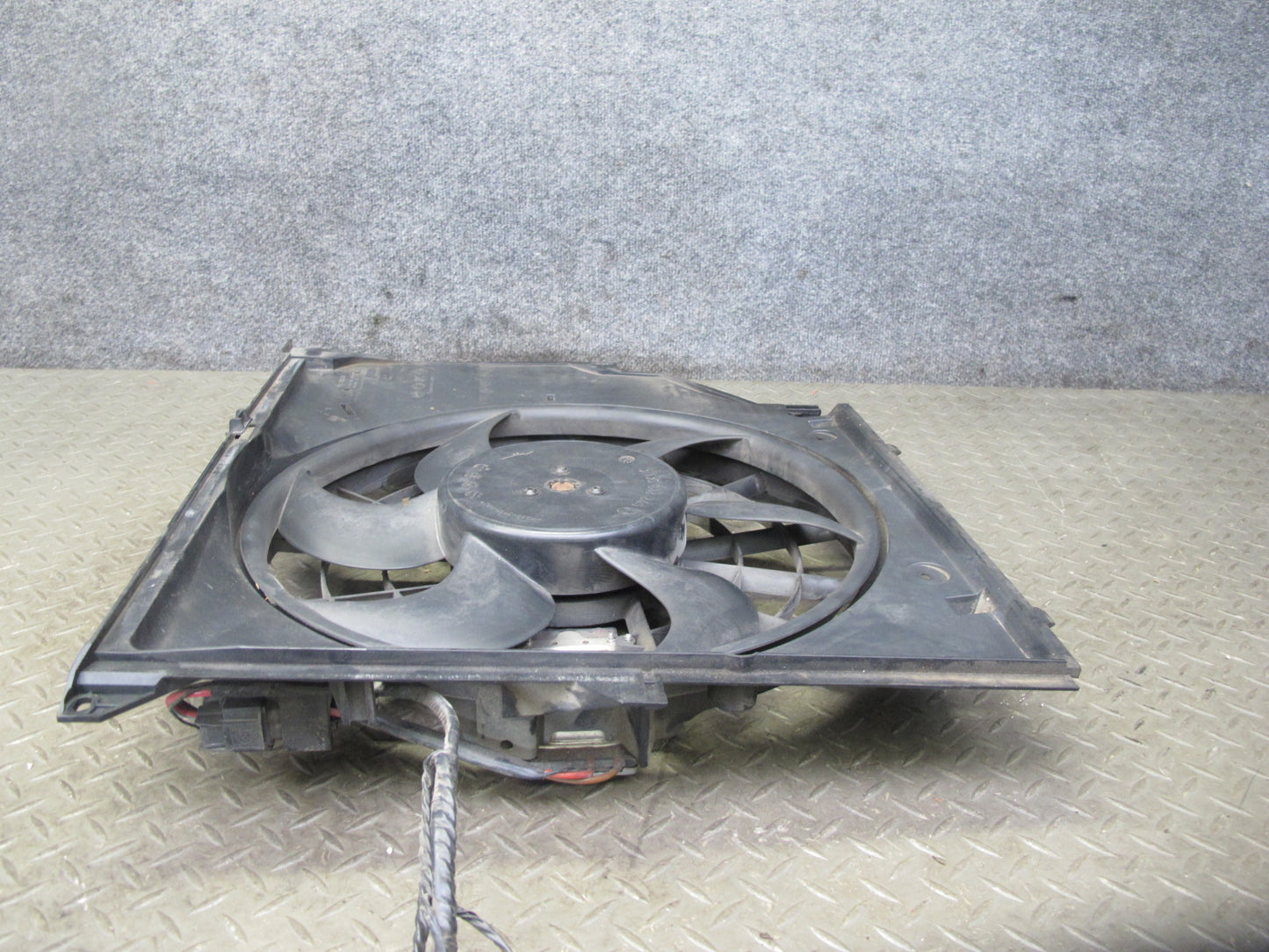 01-06 BMW E46 330i 330Ci M/T Engine Radiator Cooling Fan Motor Shroud OEM