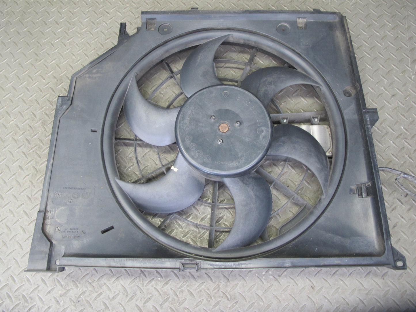 01-06 BMW E46 330i 330Ci M/T Engine Radiator Cooling Fan Motor Shroud OEM