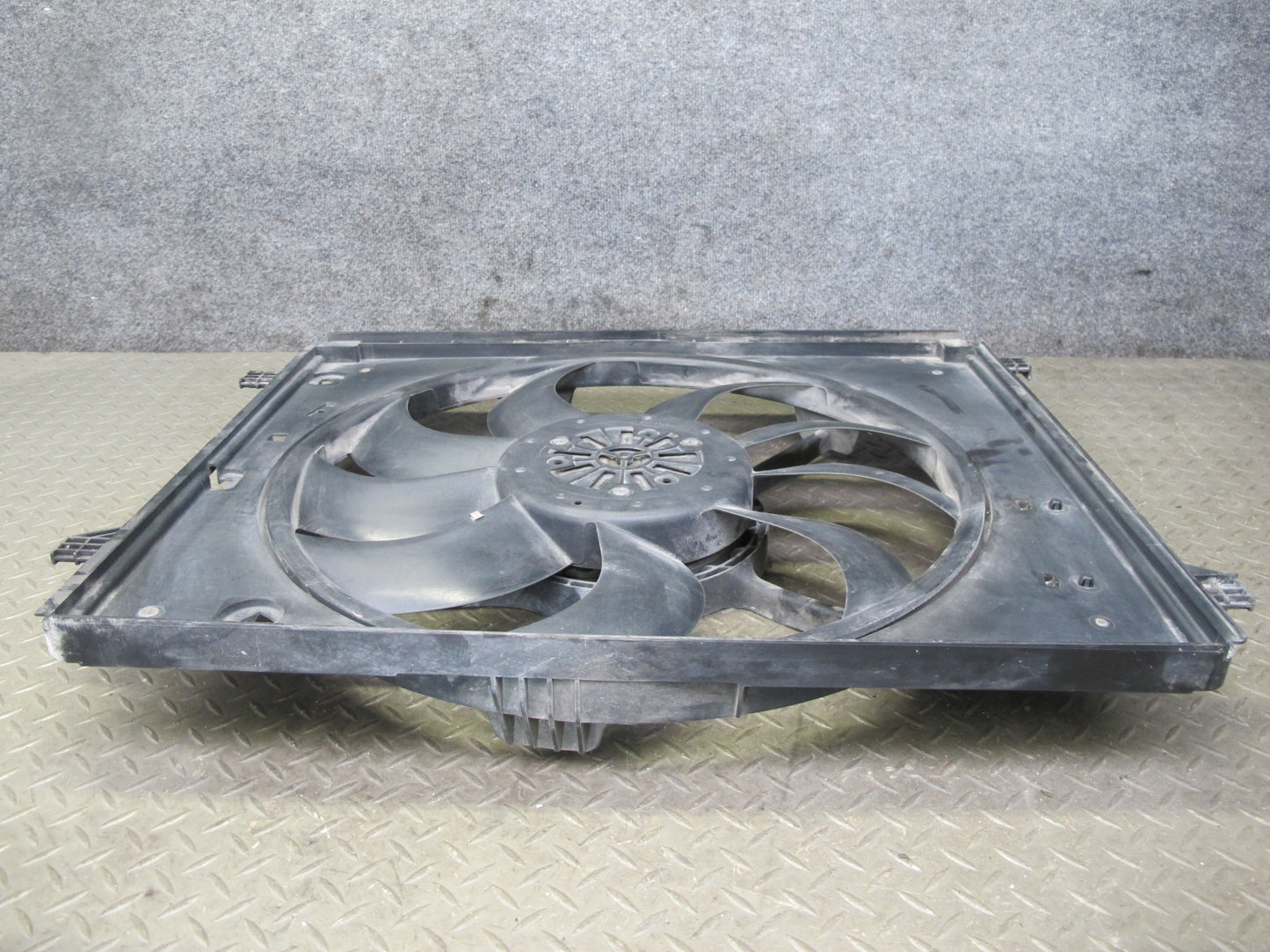 2017-2020 Maserati Levante M161 3.0L Engine Radiator Cooling Fan Motor Shroud