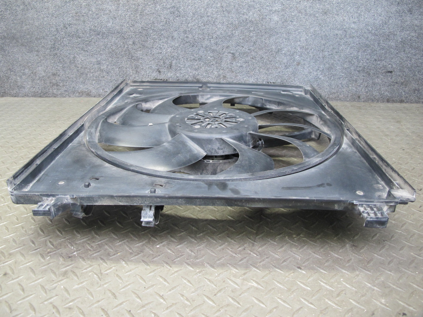 2017-2020 Maserati Levante M161 3.0L Engine Radiator Cooling Fan Motor Shroud