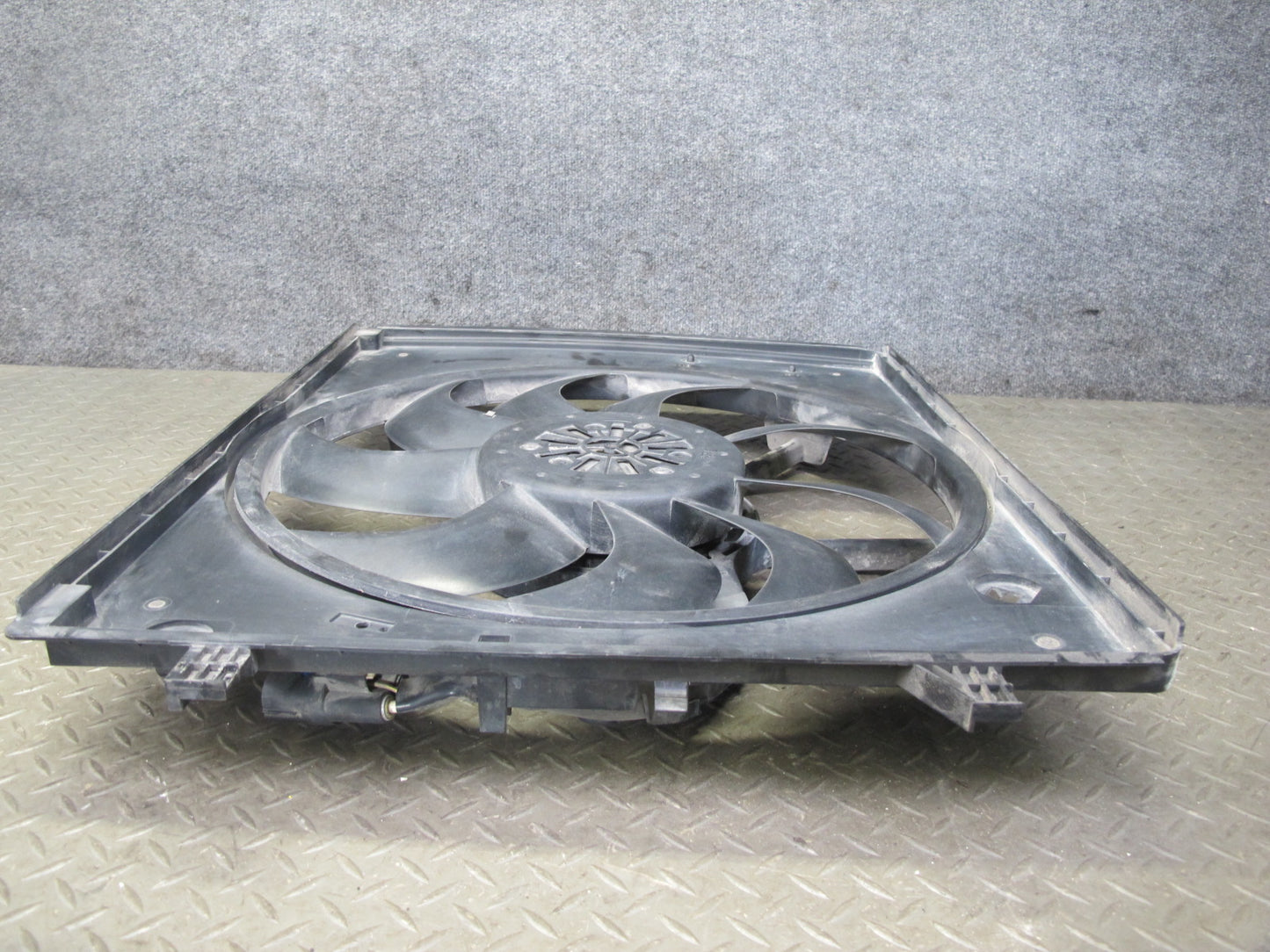 2017-2020 Maserati Levante M161 3.0L Engine Radiator Cooling Fan Motor Shroud