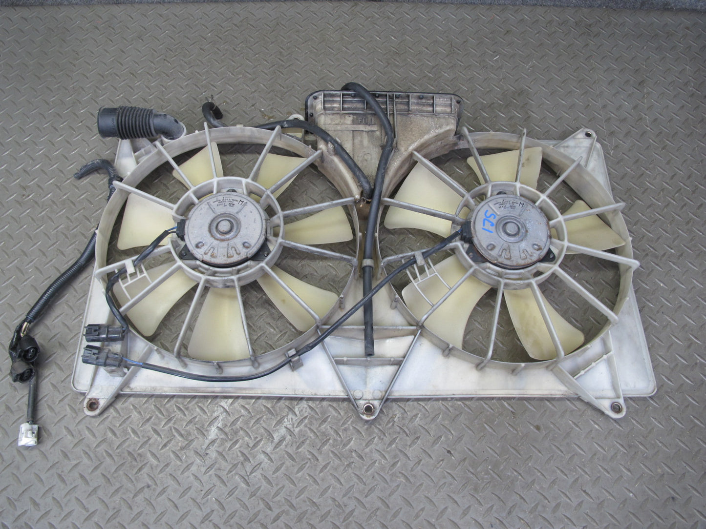 98-05 Lexus GS400 GS300 Engine Radiator Cooling Dual Fan Motor w Shroud 83K OEM