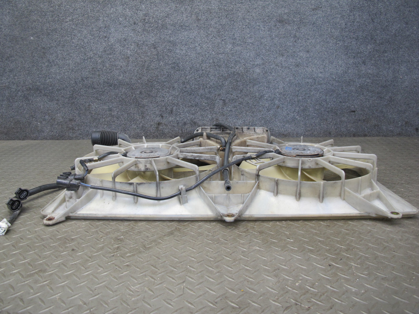98-05 Lexus GS400 GS300 Engine Radiator Cooling Dual Fan Motor w Shroud 83K OEM