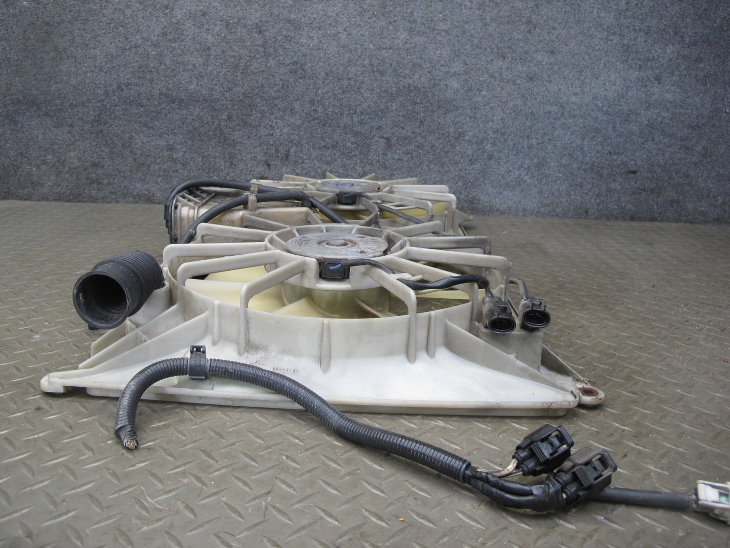 98-05 Lexus GS400 GS300 Engine Radiator Cooling Dual Fan Motor w Shroud 83K OEM