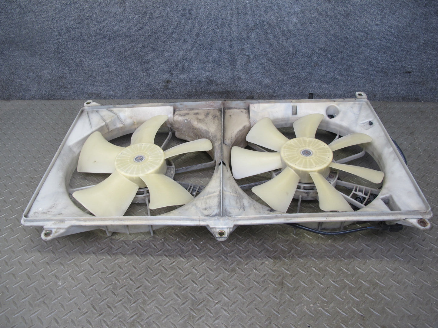 98-05 Lexus GS400 GS300 Engine Radiator Cooling Dual Fan Motor w Shroud 83K OEM