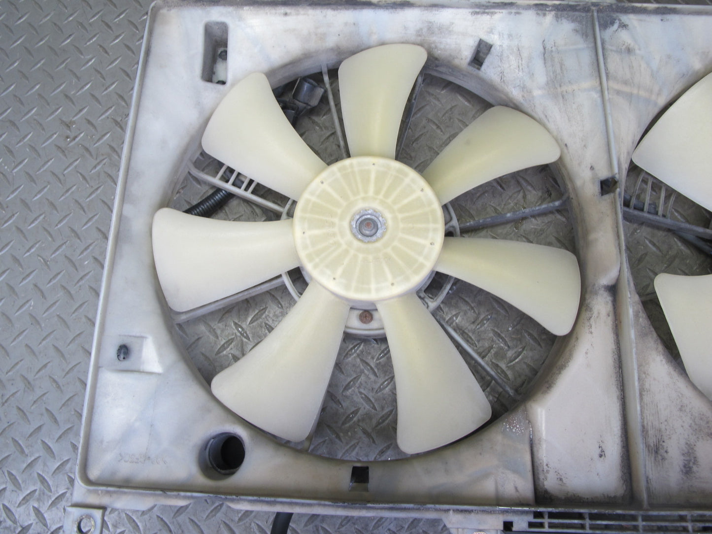98-05 Lexus GS400 GS300 Engine Radiator Cooling Dual Fan Motor w Shroud 83K OEM