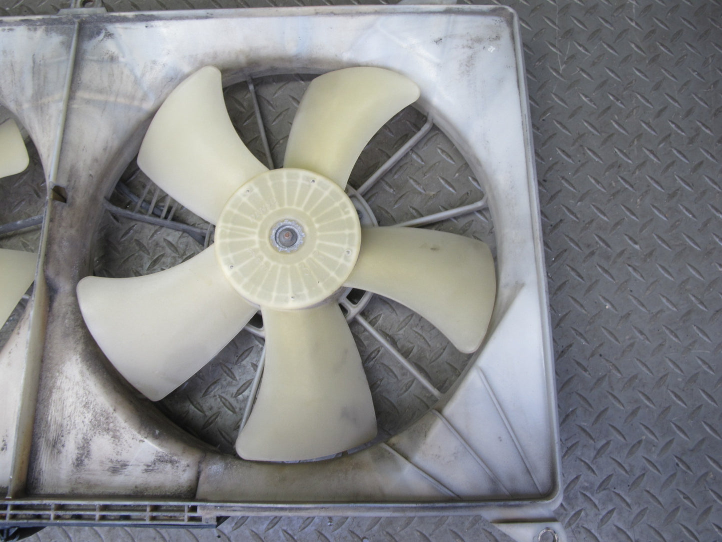 98-05 Lexus GS400 GS300 Engine Radiator Cooling Dual Fan Motor w Shroud 83K OEM