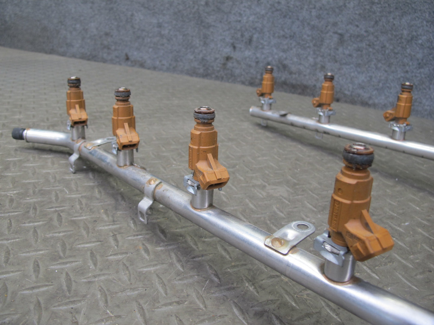 03-06 Mercedes R230 SL500 M113 Engine Fuel Rail w Injector & Hose Set OEM