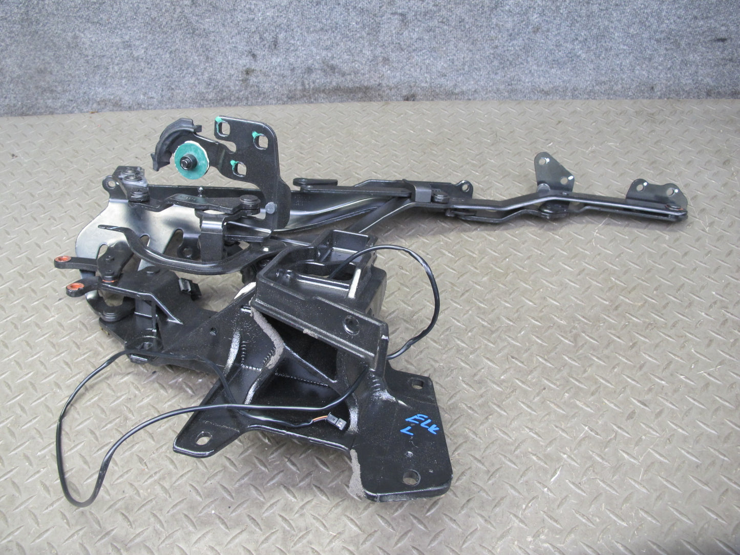 05-11 Mercedes R171 SLK Convertible Set of 2 Rear Roof Hinge Support Frame OEM