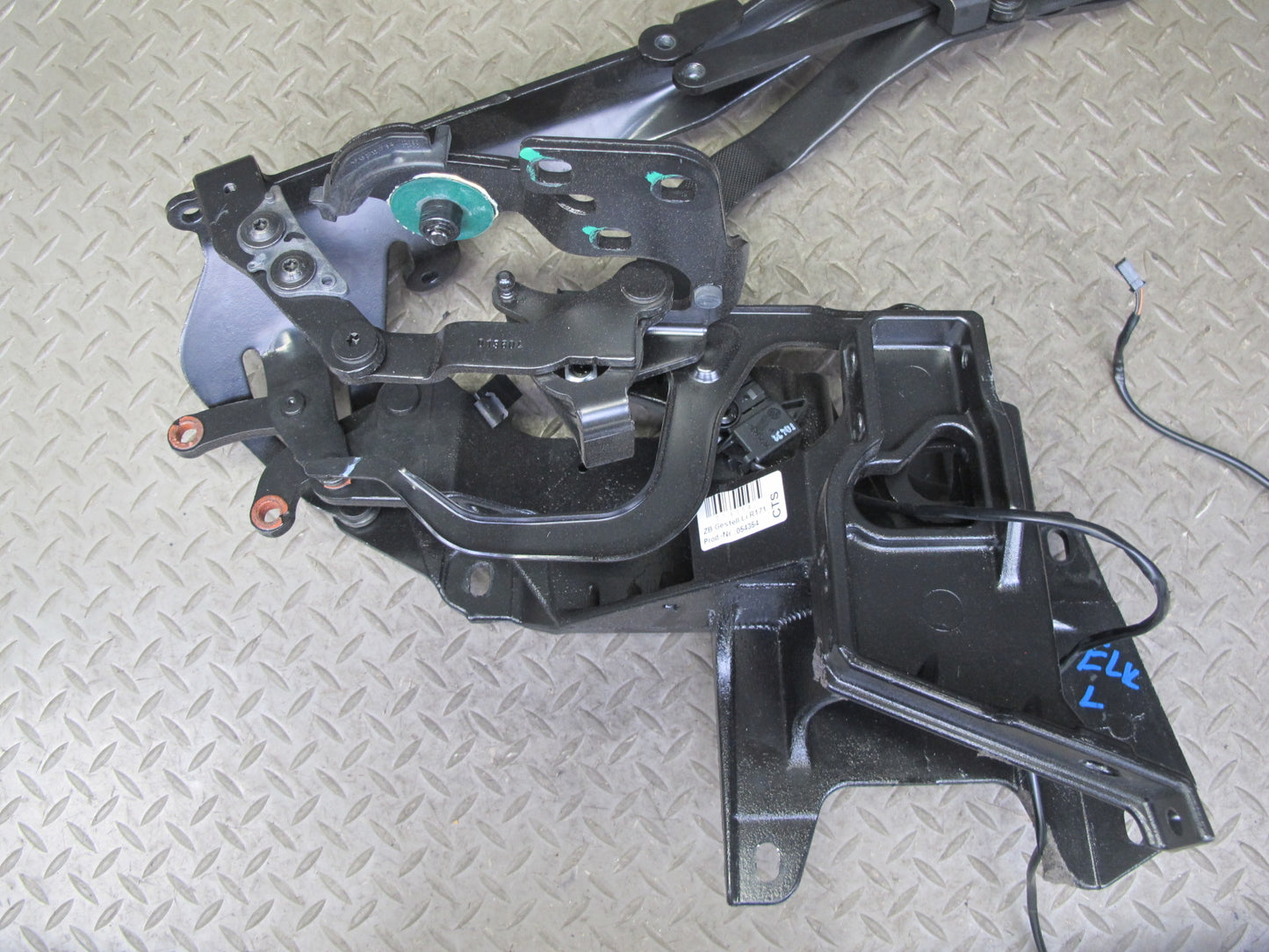 05-11 Mercedes R171 SLK Convertible Set of 2 Rear Roof Hinge Support Frame OEM